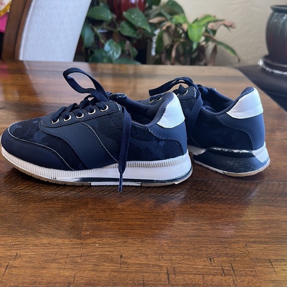 Steve Madden Blue Camo Boys Sneakers - Picture 5 of 9